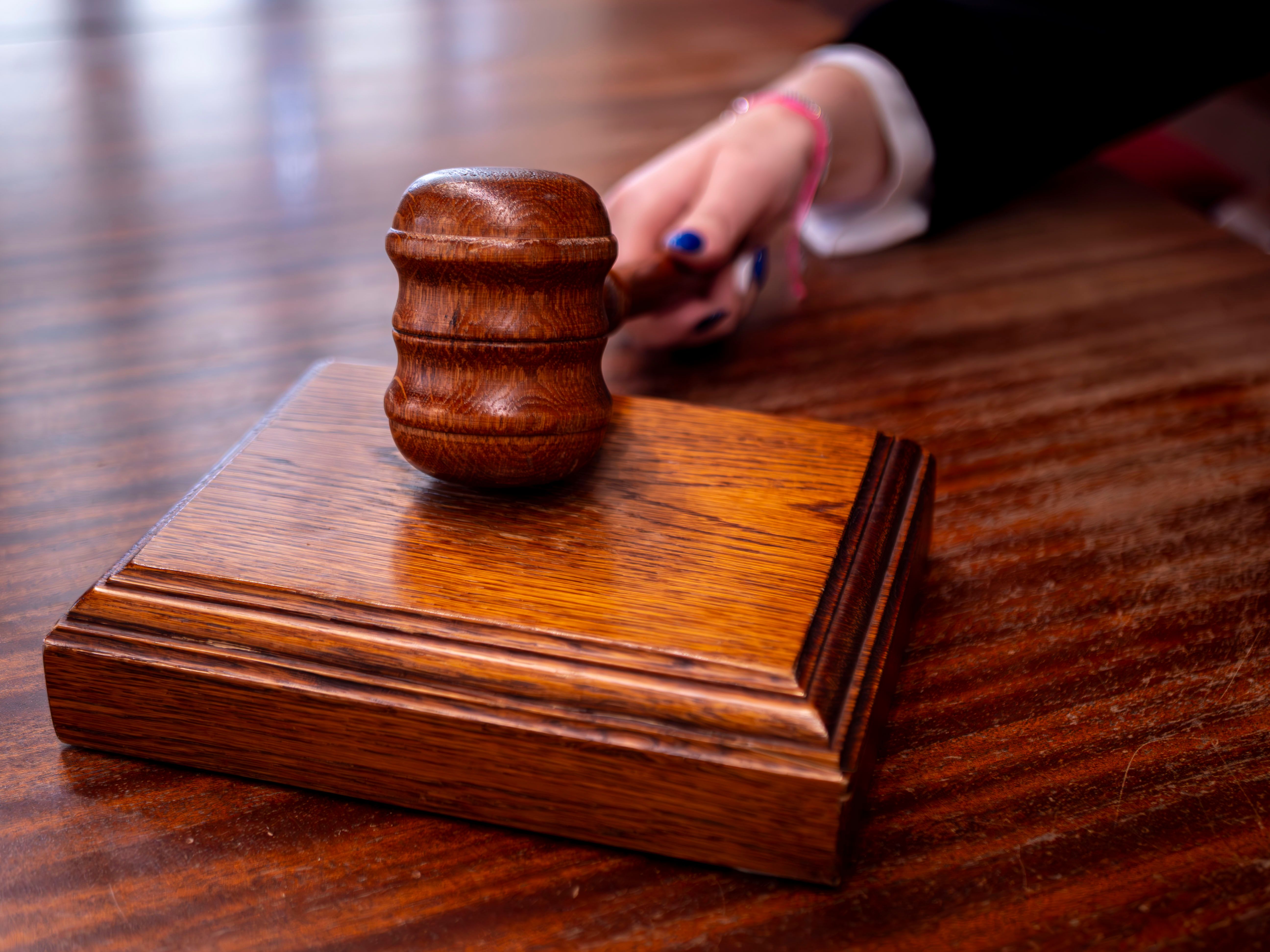 Balanza de la justicia sobre un escritorio de oficina